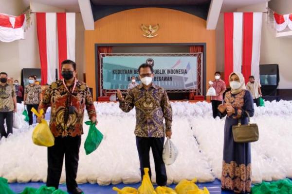 Pemerintah Berikan Bantuan Sembako Bagi Para WNI di Brunei Darussalam