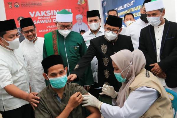 Abu Mudi Pimpin Vaksinasi Santri Terbesar di Aceh, Gus Muhaimin: Terimakasih, Patut Dicontoh