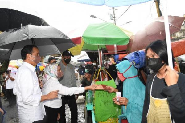 Hujan Deras Tak Surutkan Presiden Jokowi Sapa Pedagang di Pasar Kertek Wonosobo