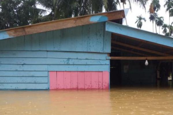 Evakuasi Warga Terdampak Banjir, BPBD Aceh Timur Operasikan 2 Perahu Politelin 