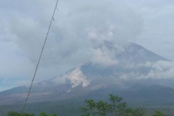 Gunung Semeru Terpantau Dua Kali Erupsi Kamis Pagi