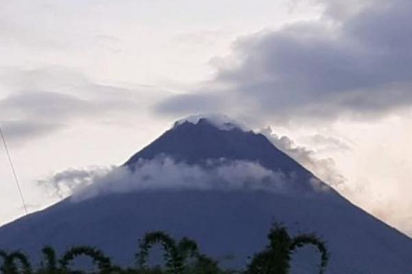 Gunung Merapi Semburkan Awan Panas Sejauh 1.800 Meter ke Barat Daya
