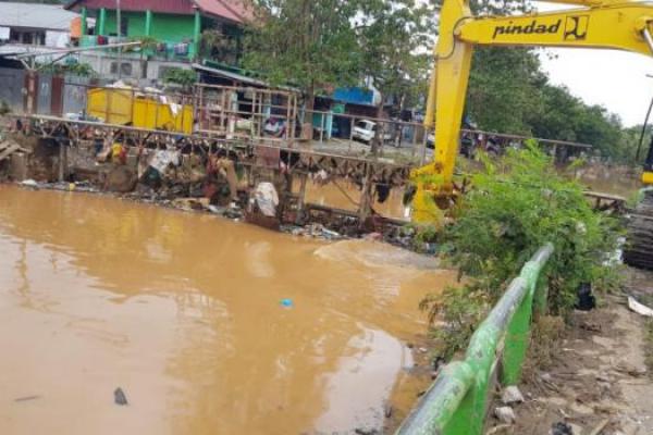 Banjir di Kota Jayapura Surut, Warga Mulai Bersihkan Material Lumpur