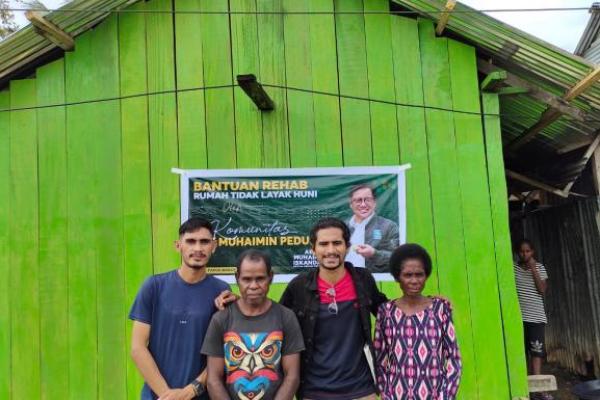 Komunitas Gus Muhaimin Peduli Papua Barat Bantu Rehab Rumah Warga Kota Sorong