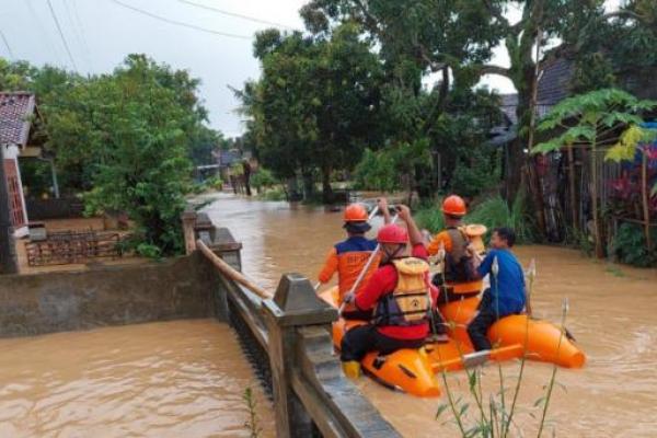 Longsor dan Banjir Akibatkan Akses Medani-Kaliombo Jepara Tertutup