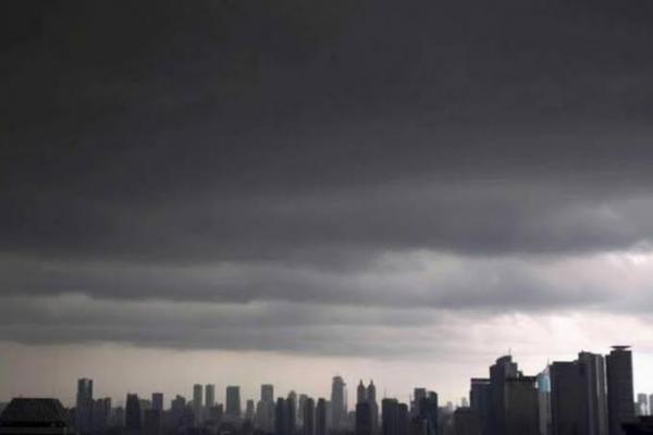 Waspadai Hujan Mengguyur Ibu Kota di Siang Hari Ini