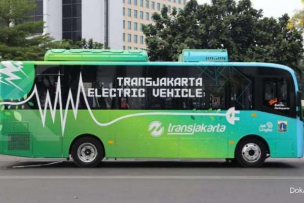 Transjakarta Luncurkan 30 Bus Listrik untuk Beroperasi