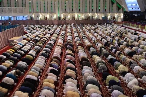 Terdesak Lewat di Depan Orang yang Salat, Bagaimana Hukumnya?