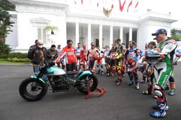 Keren! Presiden Jokowi Pamer Motornya ke Pembalap MotoGP