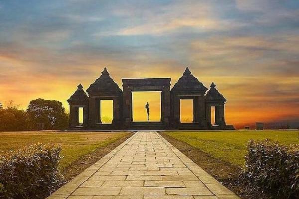 Menikmati Piknik Romantis Saat Senja di Ratu Boko