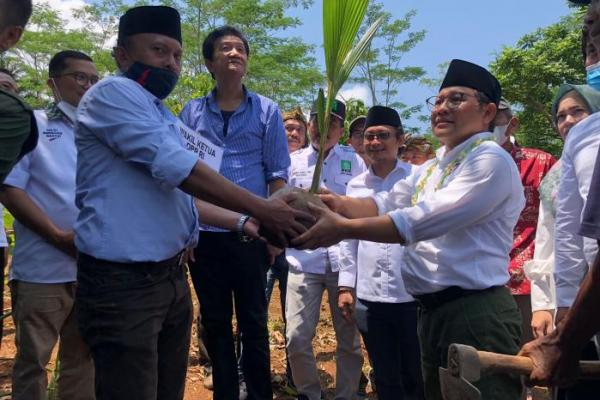 Tanam Pohon Bersama Petani Pasundan, Gus Muhaimin Siap Bangun Kemandirian dan Kemakmuran Rakyat