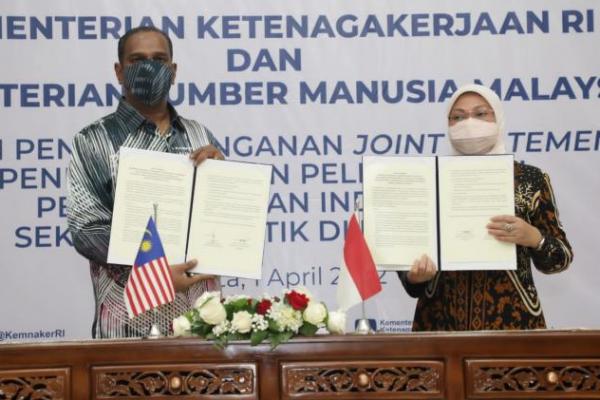 Ida Fauziyah dan Dato` Sri M Saravanan Teken MoU Penempatan Kerja PMI di Malaysia