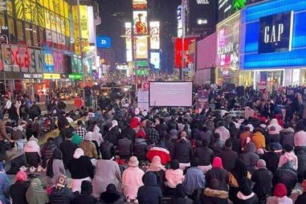Perdana, Ratusan Umat Muslim Laksanakan Tarawih di Times Square New York
