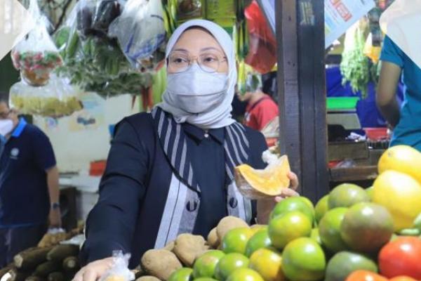 Menaker Ida Belanja di Pasar Tebet, Pedagang: Kami Seneng Ada Menteri Belanja ke Pasar