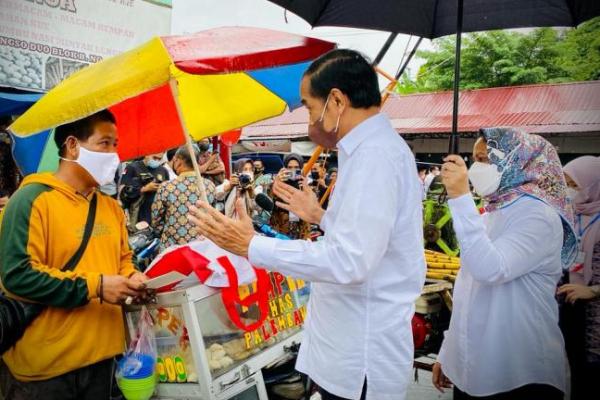 Ke Jambi, Presiden Jokowi Bagikan BLT Minyak Goreng di Pasar Angso Duo