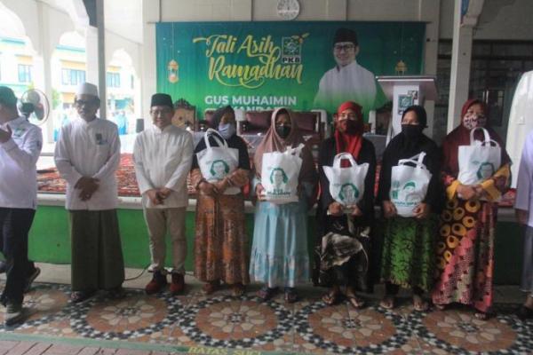 Gus Muhaimin Serahkan Tali Asih pada Yatim Piatu dan Ratusan Warga Karawang