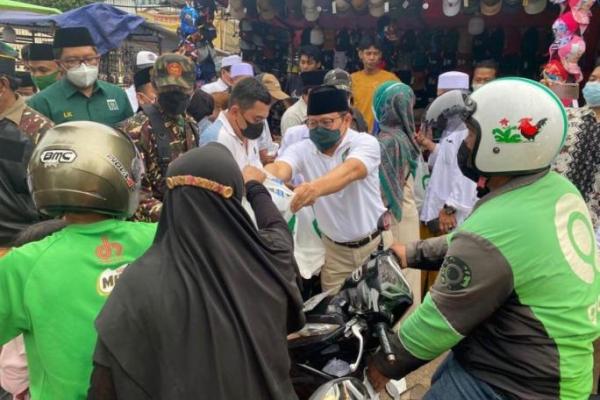 Ngabuburit di Kawasan BKT Jaktim, Gus Muhaimin Bagi-bagi Takjil