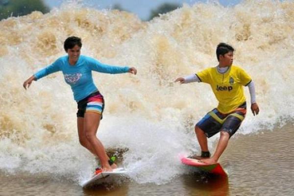 Mengenal Bono Surfing, Aksi Berselancar di Sungai Kampar