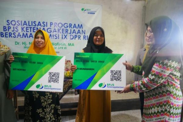 Nihayatul Wafiroh Serahkan 1.200 Kartu BPJS Ketenagakerjaan Gratis di Dapil
