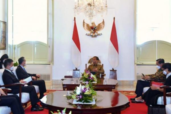 Bahas Kerja Sama Bilateral, Presiden Jokowi Terima Kunjungan Menlu Tiongkok di Istana Merdeka