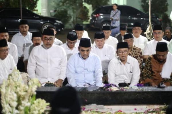 Gus Jazil dan Muzani Ziarah Bareng ke Makam Kiai Dimyati Rois