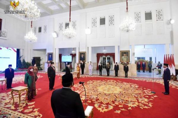 Presiden Jokowi Anugerahkan Tanda Kehormatan Kepada 127 Tokoh