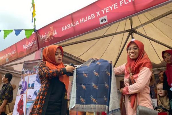 Usai Membuka Majafest 2022, Bupati Ikfina Fahmawati Borong Naraja Hijab Motif Majapahit