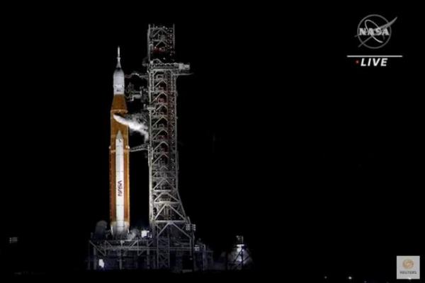Detik - Detik Peluncuran Roket Tak Berawak NASA ke Bulan