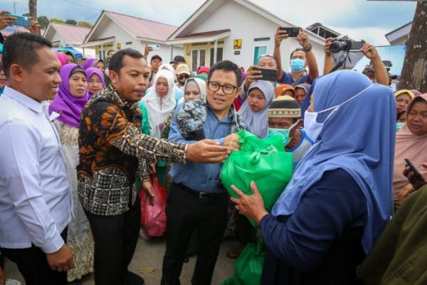 Ke Lumajang, Gus Muhaimin Bagikan 650 Paket Bantuan Korban Letusan Semeru