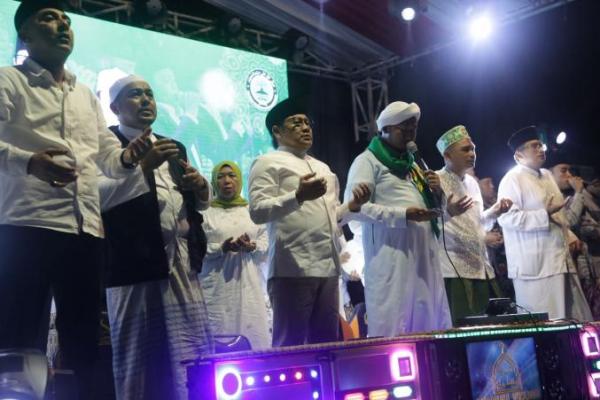 Puluhan Ribu Warga Banyuwangi Bersholawat Doakan Gus Muhaimin