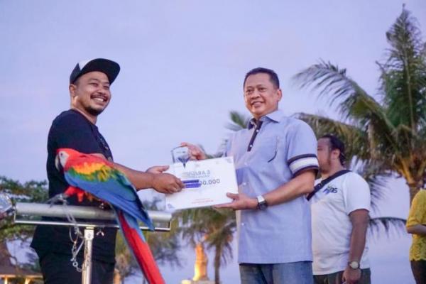 Ketua MPR RI Gelar Lomba Fun Free Fly Burung Paruh Bengkok di Bali
