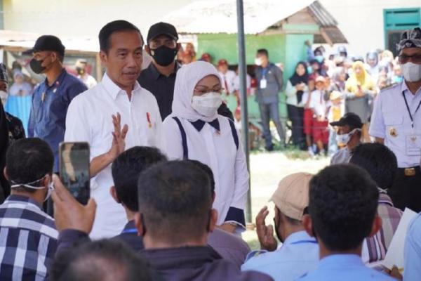 Disaksikan Presiden Jokowi, Menaker Ida Serahkan BSU ke Pekerja di Sultra