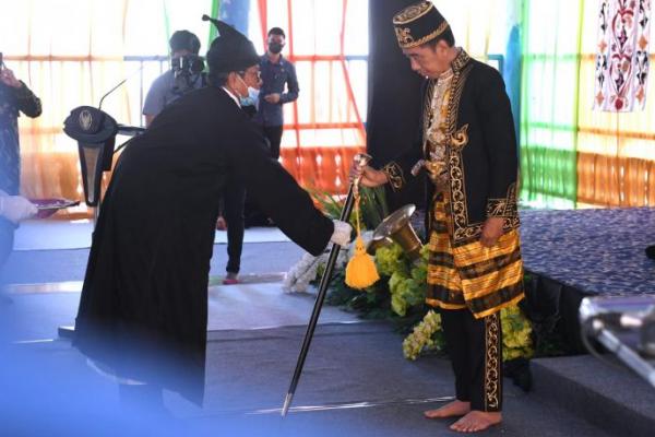 Kunker ke Sulawesi Tenggara, Presiden Jokowi Dianugerahi Gelar Kesultanan Buton