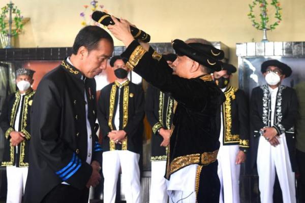 Presiden Jokowi Dianugerahi Gelar Kesultanan Ternate