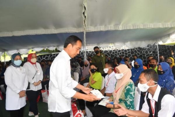 Presiden Jokowi dan Menaker Ida Serahkan Bantuan BSU Pekerja di Kota Ternate