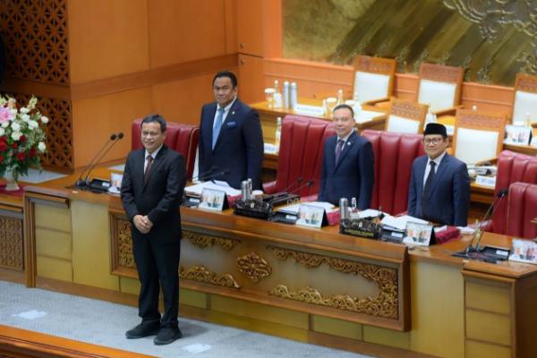 Lewat Rapat Paripurna, Prof Guntur Hamzah Disetujui Jadi Hakim Konstitusi Usulan DPR