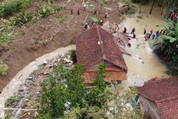 Wilayah Kabupaten Kebumen Dilanda Cuaca Ekstrem, 1 Orang Meninggal Dunia Terseret Banjir