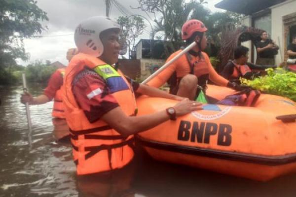 Tim Gabungan BPBD Jembrana Lakukan Pencarian 1 Warga Hanyut Terseret Banjir Bandang