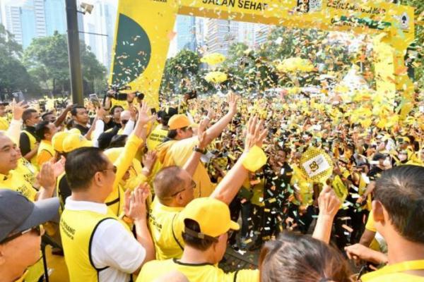 Peringati HUT Golkar, Bamsoet dan Airlangga Jalan Sehat 