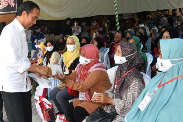 Presiden Jokowi Serahkan Bantuan Modal Kerja ke Masyarakat di Bangka Barat