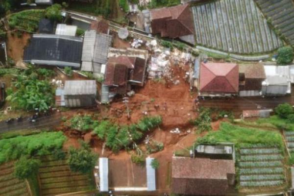 Kampung Ciletik Sukabumi Dilanda Longsor, Tiga Orang Tertimbun Longsor