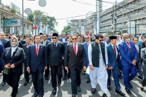 Pimpinan MPR History Walk Bersama Menkopolhukam dan Delegasi OKI di Bandung