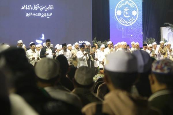 Gus Muhaimin Larut Sholawatan Bersama Puluhan Ribu Jemaah Riyadlul Jannah