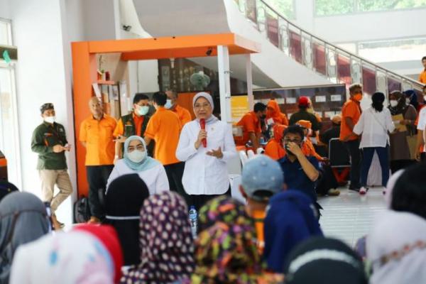 Tinjau Penyaluran BSU, Ida Fauziyah: Ada 3,6 juta Disalurkan Lewat Pos Indonesia