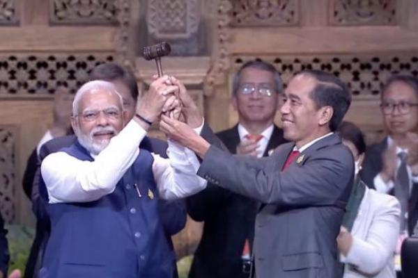 KTT G20 Bali Ditutup, Presiden Jokowi Serahkan Estafet Presidensi G20 ke PM India