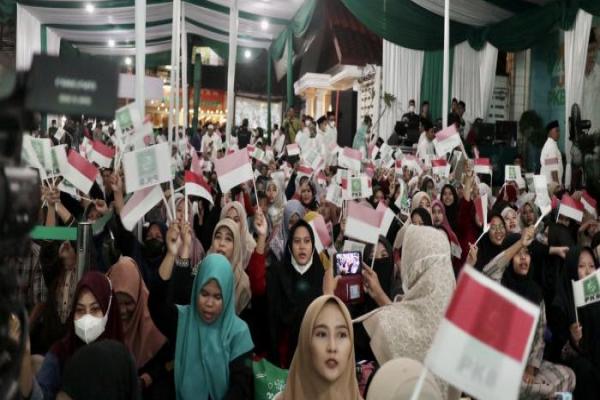 Ribuan Warga Padati Halaman Kantor PKB Sholawat Bersama Gus Azmi