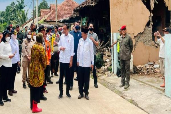 Presiden Jokowi Tinjau Evakuasi Korban Gempa di Cianjur, Pastikan Berjalan Baik