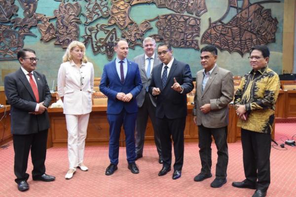 Terima Parlemen Jerman, Komisi X DPR Apresiasi Program International Parliamentary Scholarship