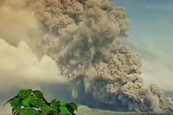 Bantu Warda Pengungsi Erupsi Semeru, Pemda Lumajang dan Tim Gabungan Dirikan Dapur Umum