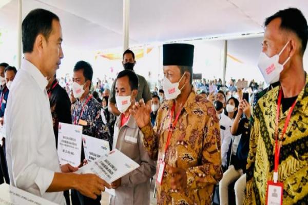 Presiden Jokowi Serahkan Bantuan Stimulan Rumah Korban Gempa di Cianjur
